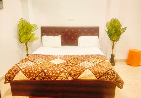 Shri Rameshwaram | 250 mtrs from Kashi Vishwanath