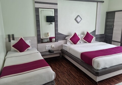 Kiara Eshosans Palace (100 meters From Sai Samadhi Temple)