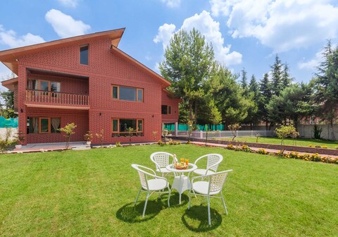 StayVista at Pinewood Villa