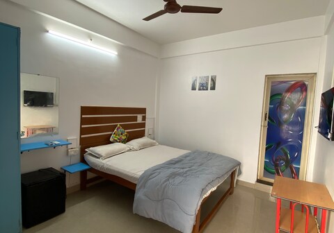 Cheeky Monkey Sea View Hotel