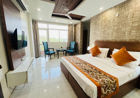 Hotel Dayal Regency, Millenium City Metro, Near Fortis Hospital