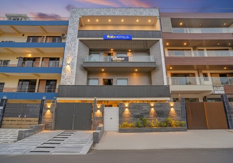 FabHotel Moonlit