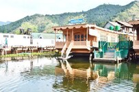 Young Pasadon Houseboat, Srinagar Young Pasadon Houseboat, Srinagar