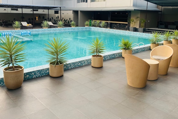 The Layover Hotel - 2 Minutes from the Airport