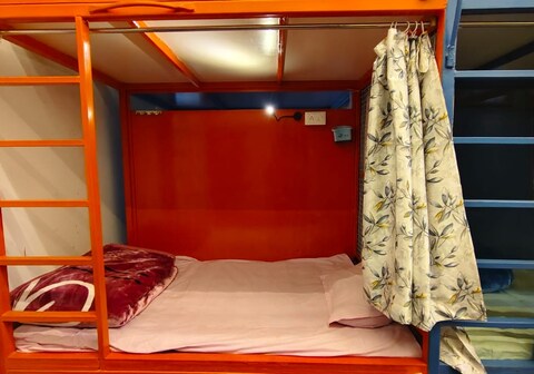 Capsule hostel and pg services