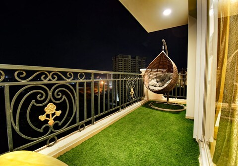 Eskape Golden Sapphire