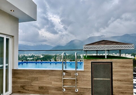 Skyline Dynasty Pnehouse with pool
