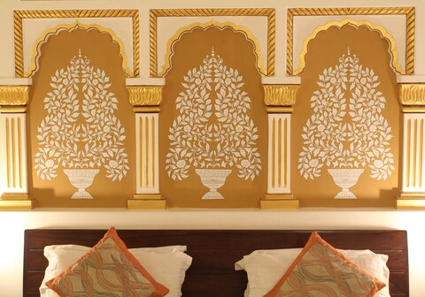 HOTEL H R PALACE