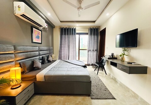 Housr Sector 47 Sohna Road Near Baani Square