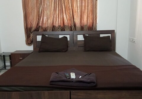 Divine Service Apartment | Rooms & Caretaker