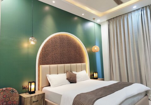 Cozycostays | Top Floor | Omaxe Hazratganj |