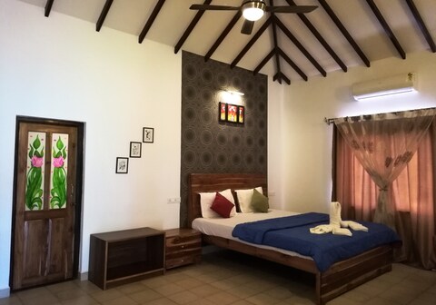Villa De Royale | Pool & Rooms with Wi-Fi