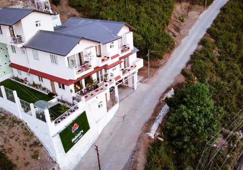 Mohinis Lakeview Cottages