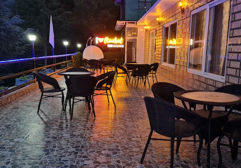 Rashal Homes | Terrace Cafe, Wifi and Parking
