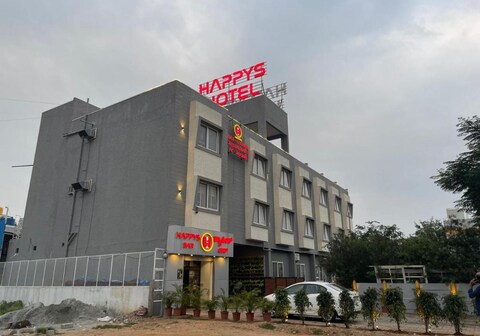 Happys Hotel & Restaurant