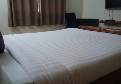 Syening Associates Apartment | Rooms & Caretaker