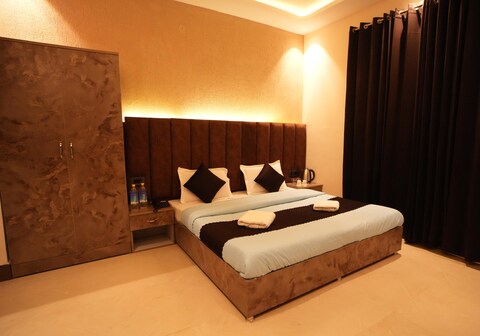 Durga Palace - By Veda , Tapovan ( Near Laxman Jhula )