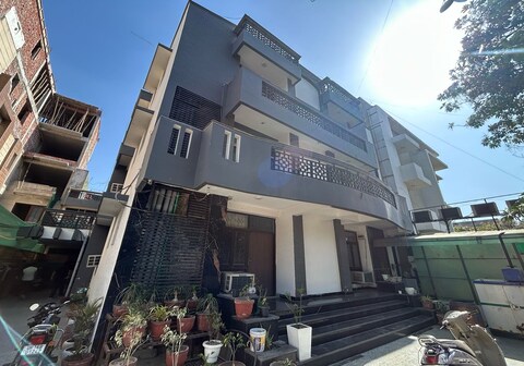 Hotel B K House