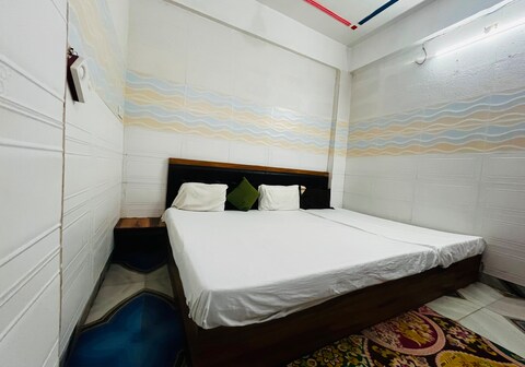 POP 84132K Raghav Guest House