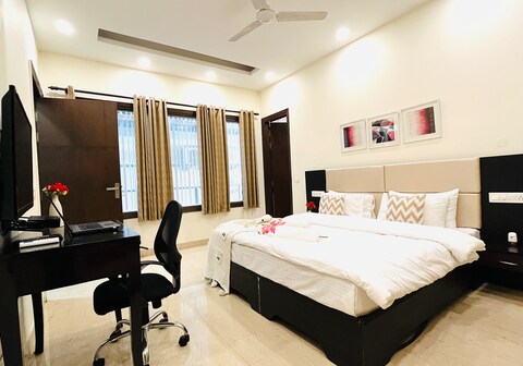 BluO 1BHK - DLF CyberCity - Lift, Parking, Balcony