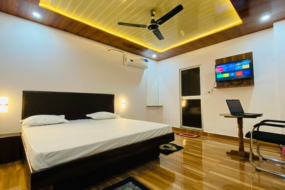 Royal excellency inn