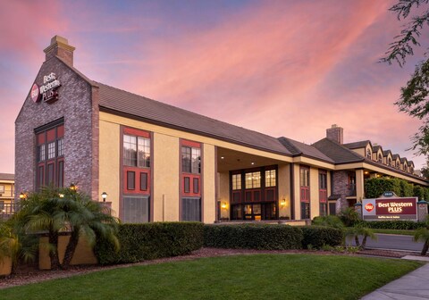 Best Western Plus Raffles Inn & Suites