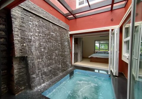 Stay Leisurely Clair De Lune Jacuzzi, Alibaug