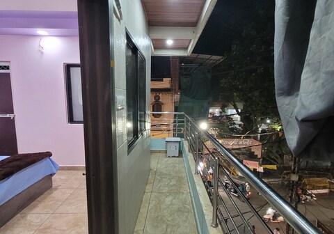 Shri kulluka guest house