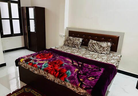 Hari Darshan Palace / 1 km from ram mandir