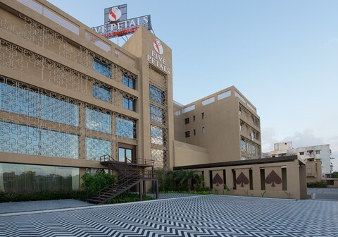 FIVE PETALS HOTEL & BANQUETS