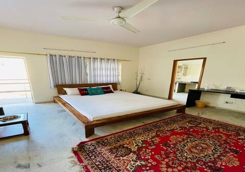 Rustic bedroom with kitchenette in prime location
