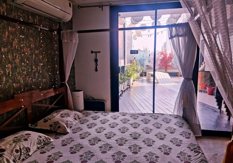 Jacuzzi-Hot Tub-(Private Bedroom and private Terrace + BBQ)