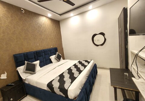 Hotel University || Near ISBT Kashmiri Gate