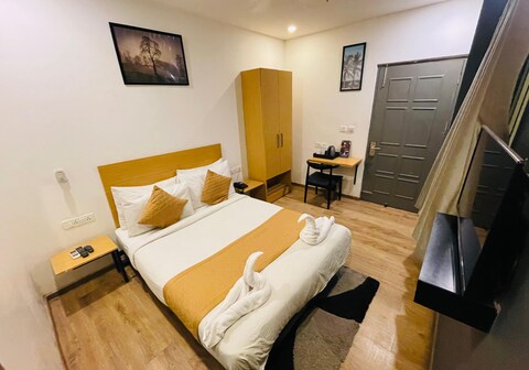 HOTEL A P S TOWNHOUSE