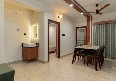 flat near hilite mall couple friendly