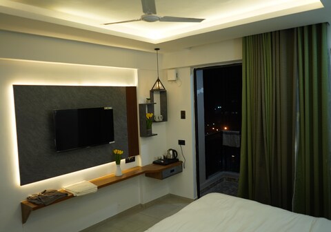 Knock knock stay omaxe hazratganj