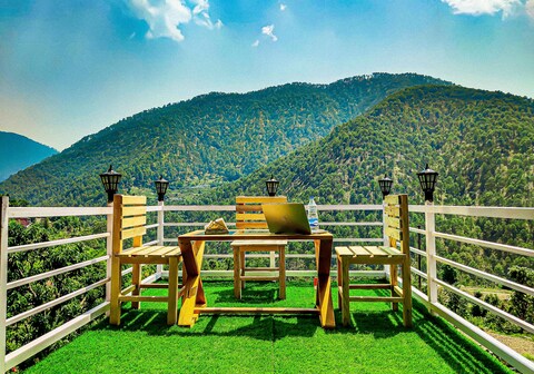 Mehra Paradise & Cafe