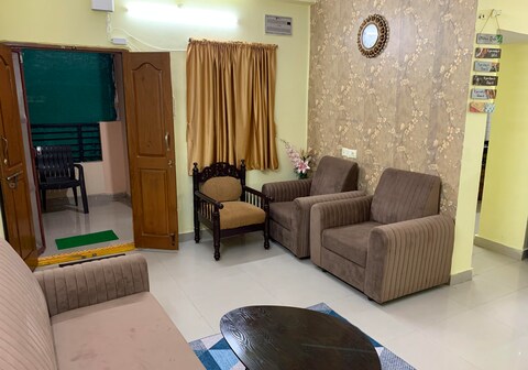 KesarHomes 1st Flr Flat HomeStay Lift AC Kukatplly