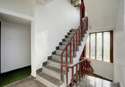 OYO 823935 Hotel Awadh Inn