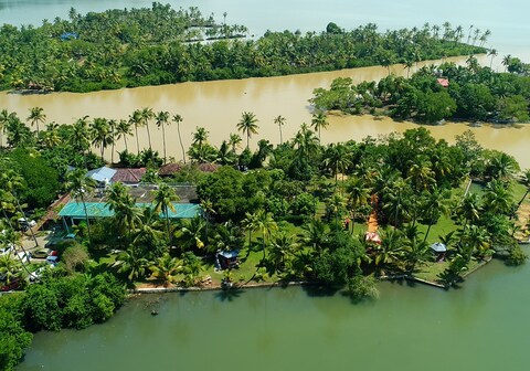 Lake n River Resort Munroe Island
