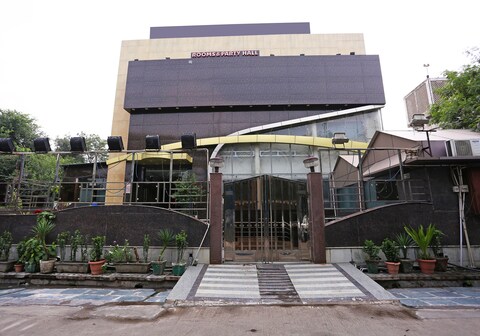 OYO Prakash Continental Near Netaji Subhash Place Metro Station