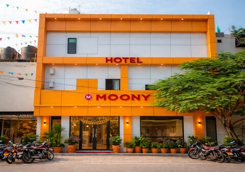 Hotel Moon Year, Lucknow