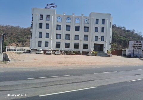 KING'SWAY HOTEL & RESORT