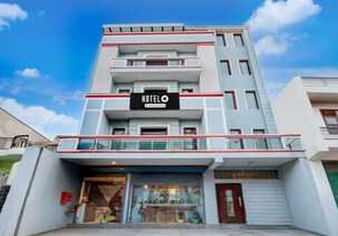 Hotel O Dwarka Mor Metro Station