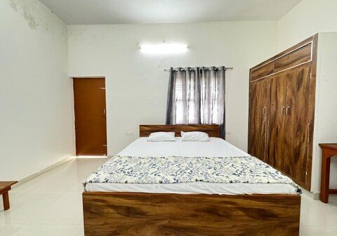 Neehan Homestay Balcony Room (1.5 kms from Ganges)