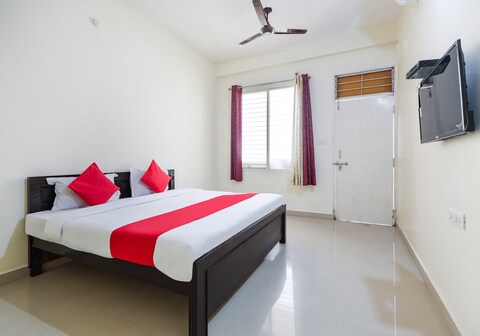 Hotel O Radha Madhav Palace
