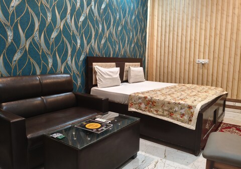 Shri Sundaram Palace walking from Saryu Ghat