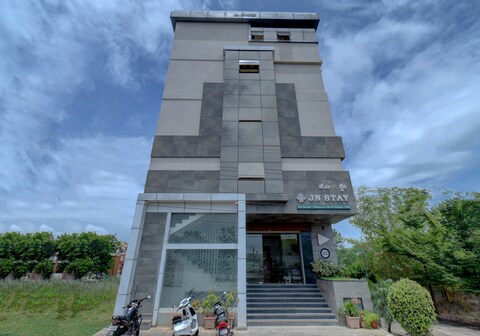 Hotel J N Stay Mysore - 12 Minutes to Mysore Palace