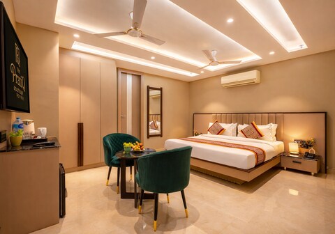 The PratiQ Luxe - Paschim Vihar