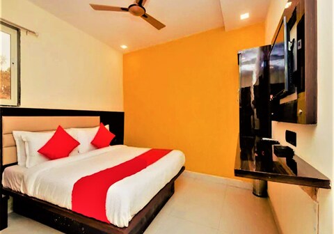 Hotel Spring Hills  Near NESCO Exhibition Centre